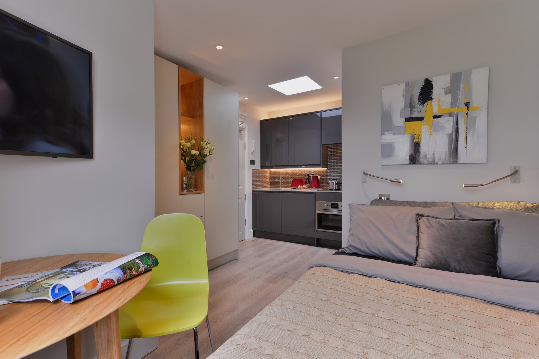 Flat Linden Gardens in Greater London