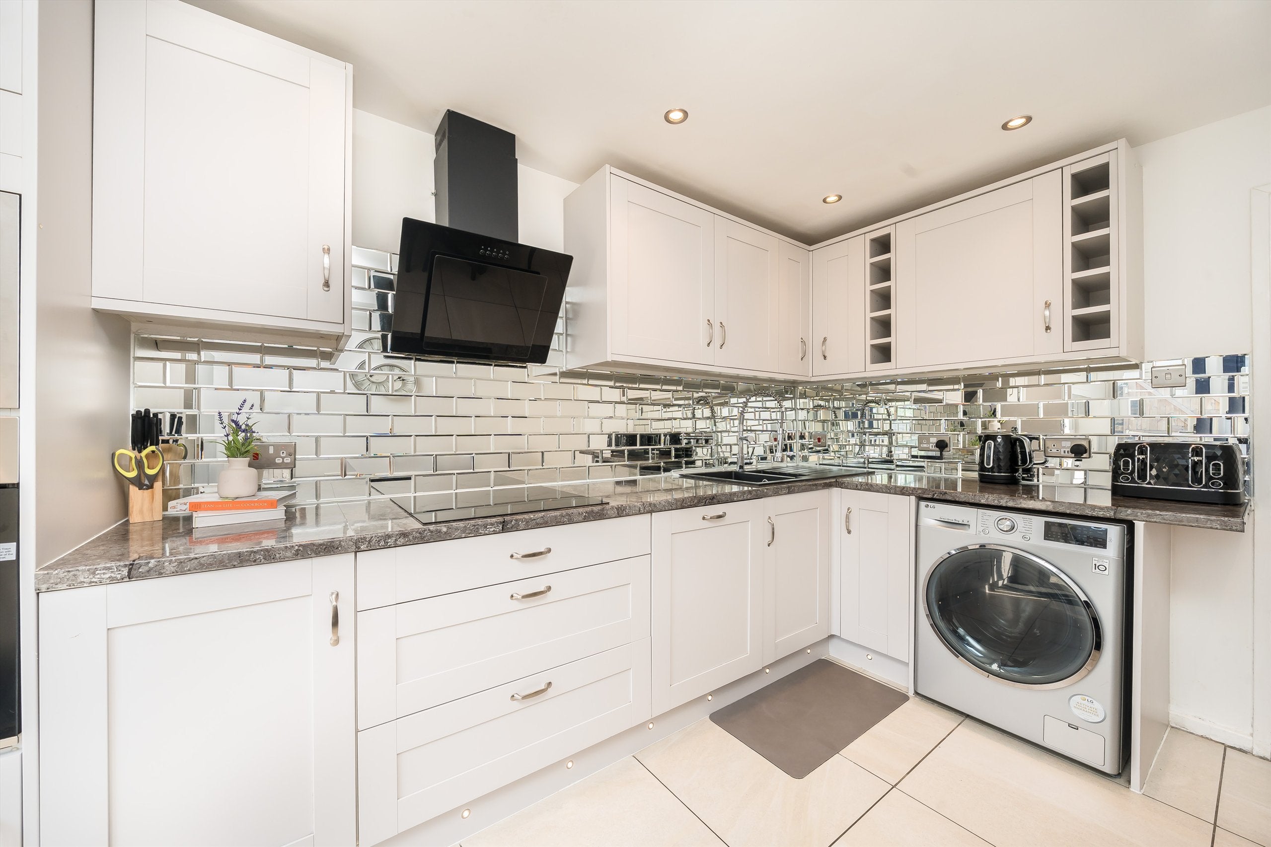 Flat Mostyn Road in Greater London
