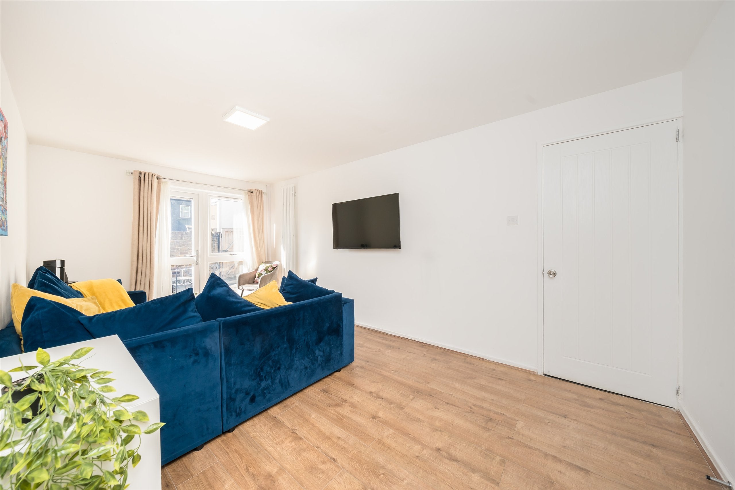 Flat Mostyn Road in Greater London