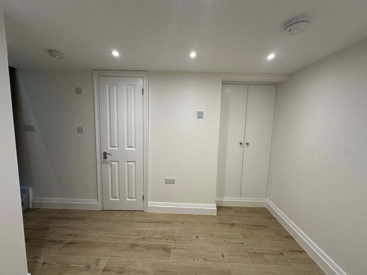 Flat Bowes Road in Greater London