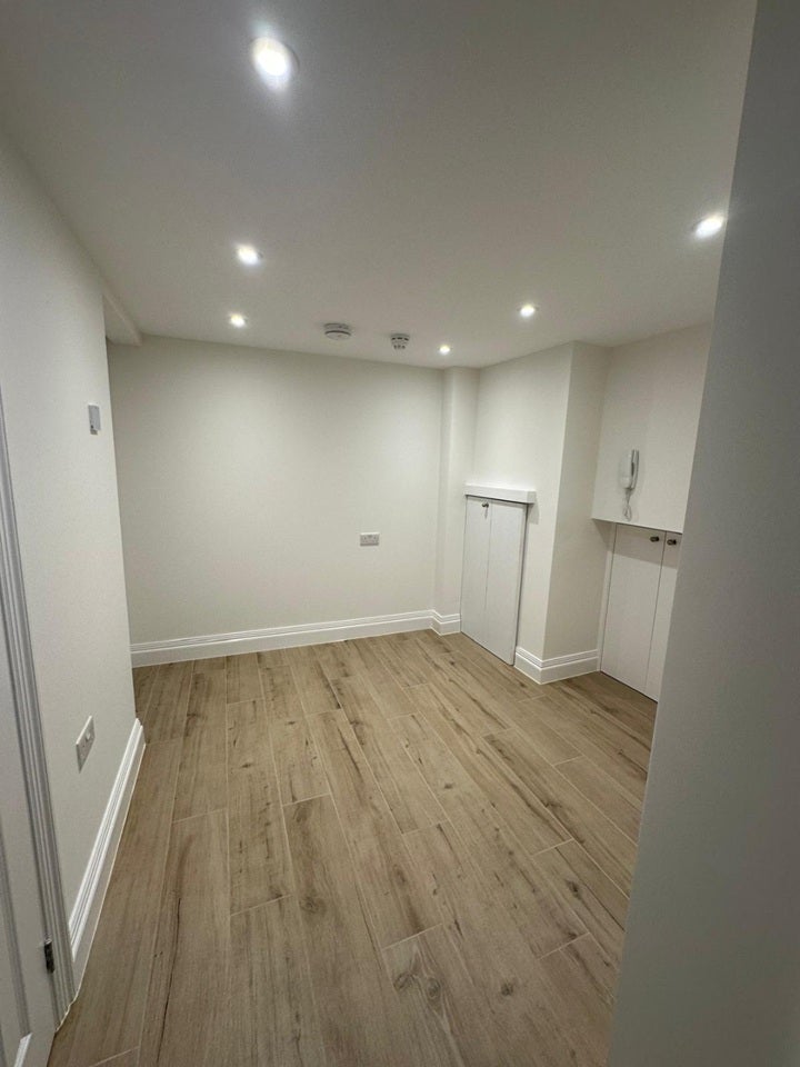 Flat Bowes Road in Greater London
