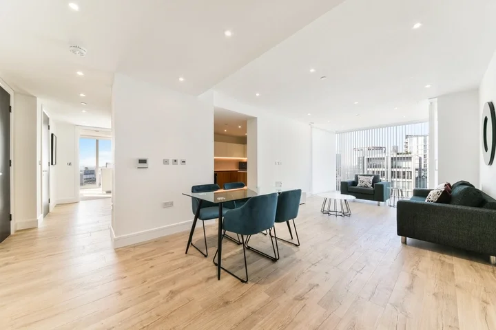Flat Piazza Walk in Greater London