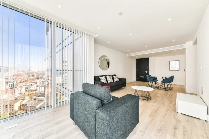 Flat Piazza Walk in Greater London