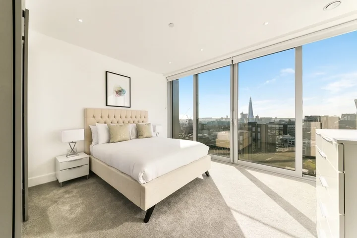 Flat Piazza Walk in Greater London