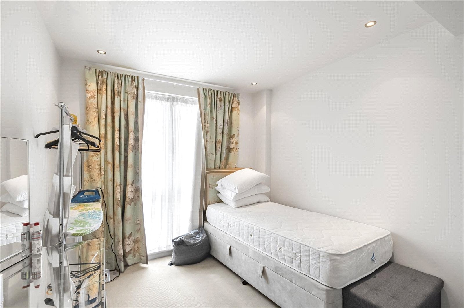 Flat Thurstan Street in Greater London