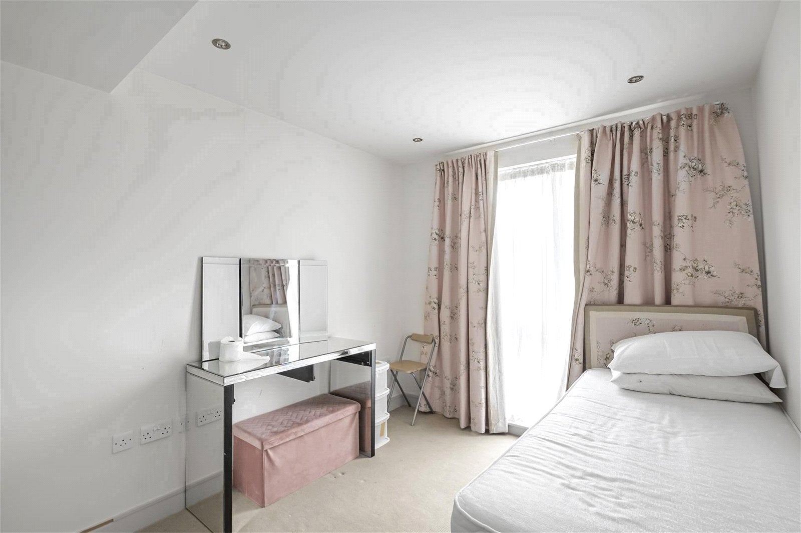 Flat Thurstan Street in Greater London