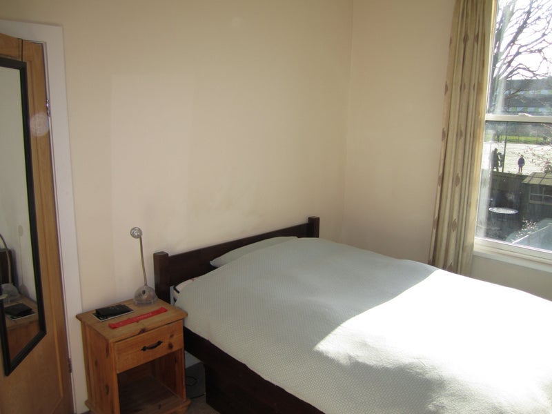 Room Leslie Road in Greater London
