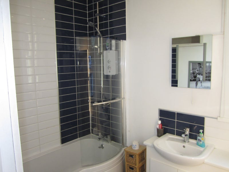 Room Leslie Road in Greater London