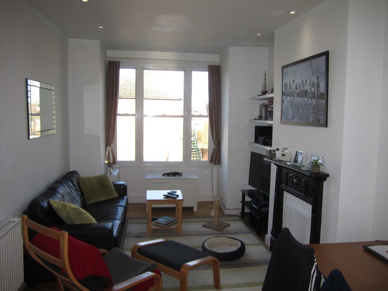 Room Leslie Road in Greater London