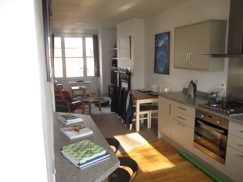 Room Leslie Road in Greater London