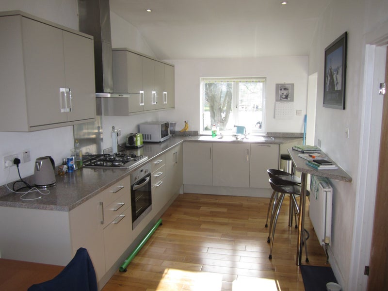 Room Leslie Road in Greater London