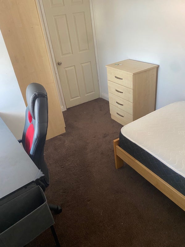 Room Ash Tree Road in Manchester