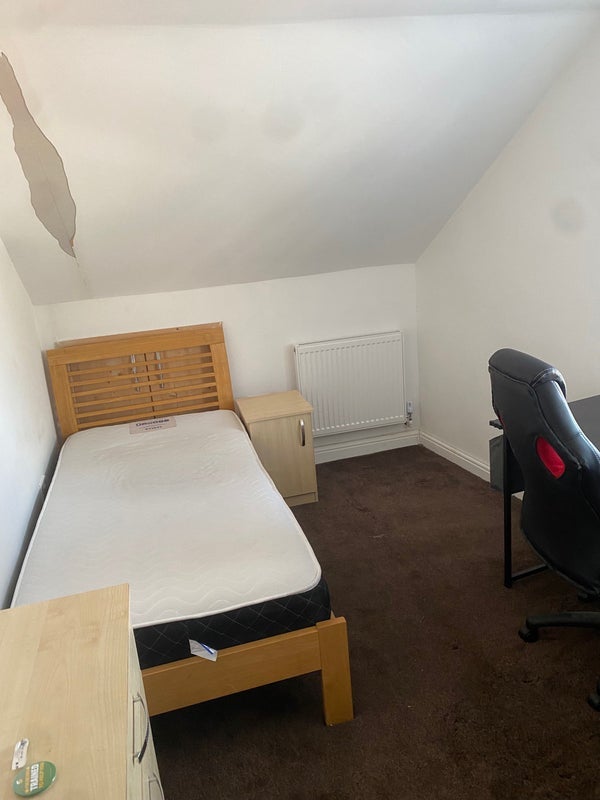 Room Ash Tree Road in Manchester