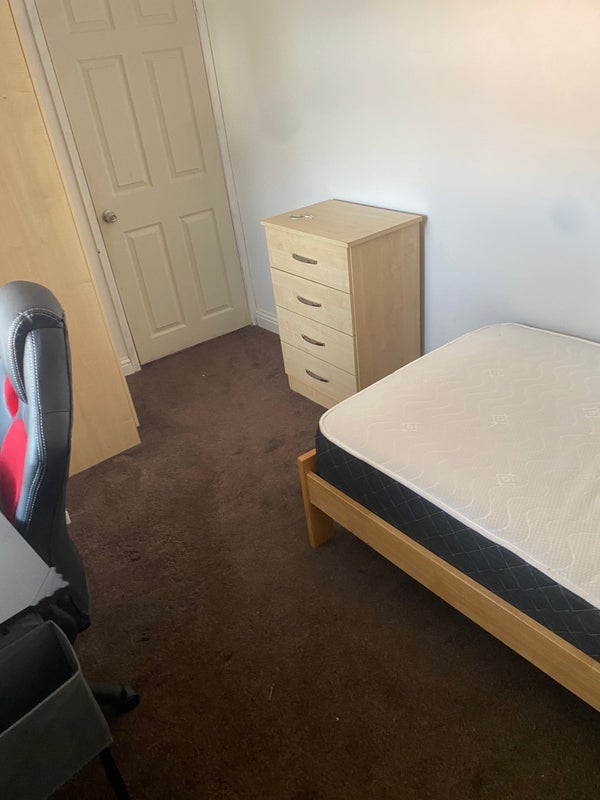 Room Ash Tree Road in Manchester