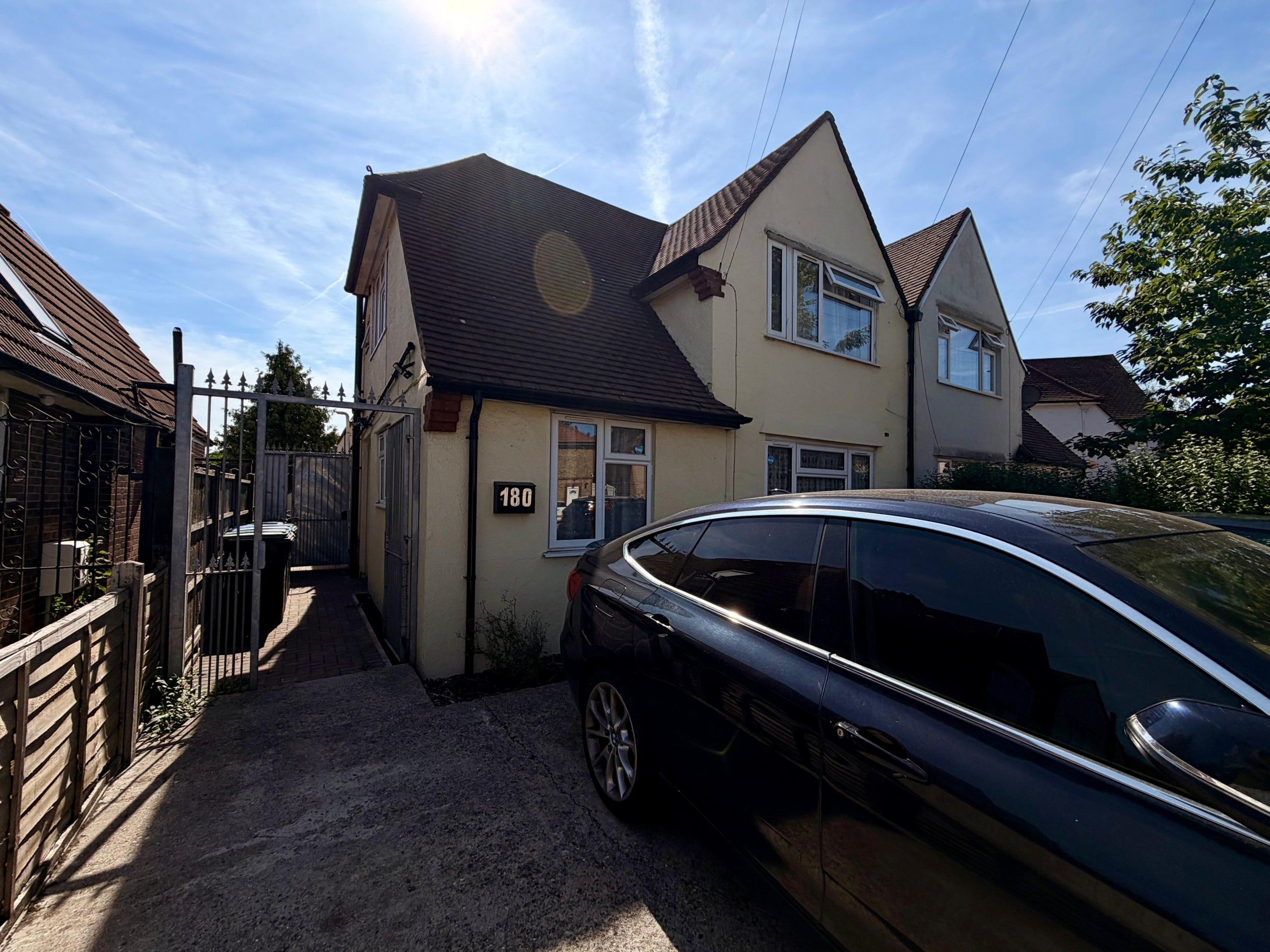 Room Haselbury Road in Greater London