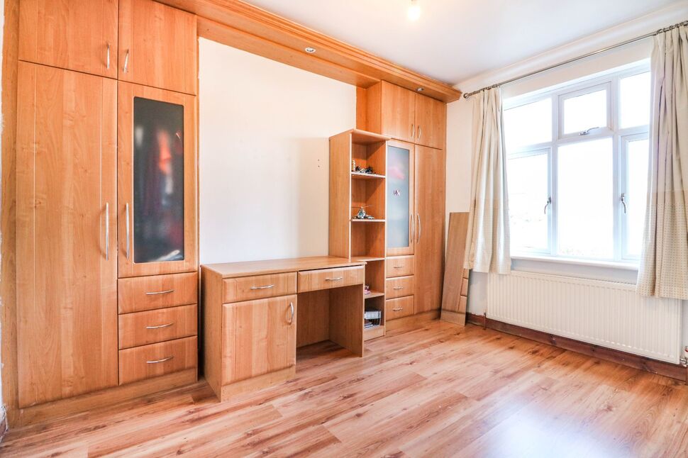 Flat Campbell Avenue in Greater London