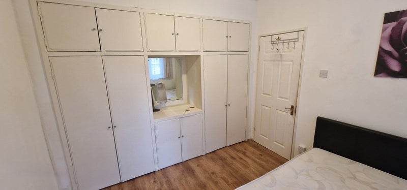 Room Stroud Crescent in Greater London