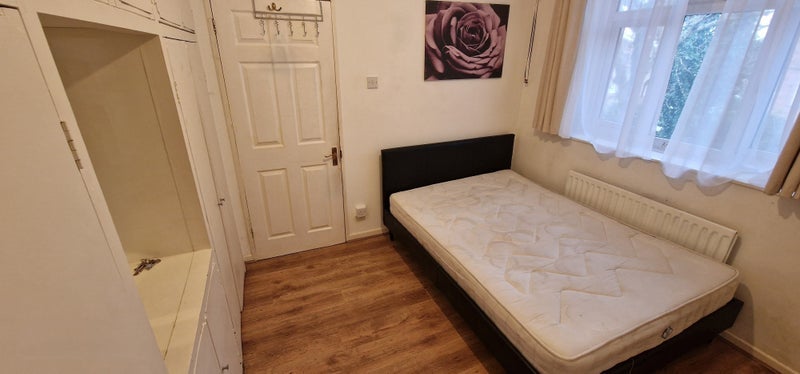 Room Stroud Crescent in Greater London
