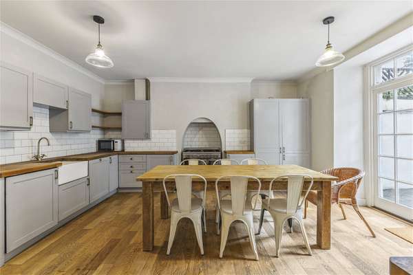 Flat Codrington Place in Bristol
