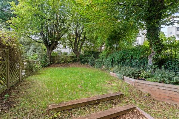 Flat Codrington Place in Bristol
