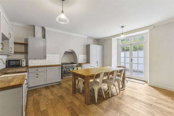 Flat Codrington Place in Bristol