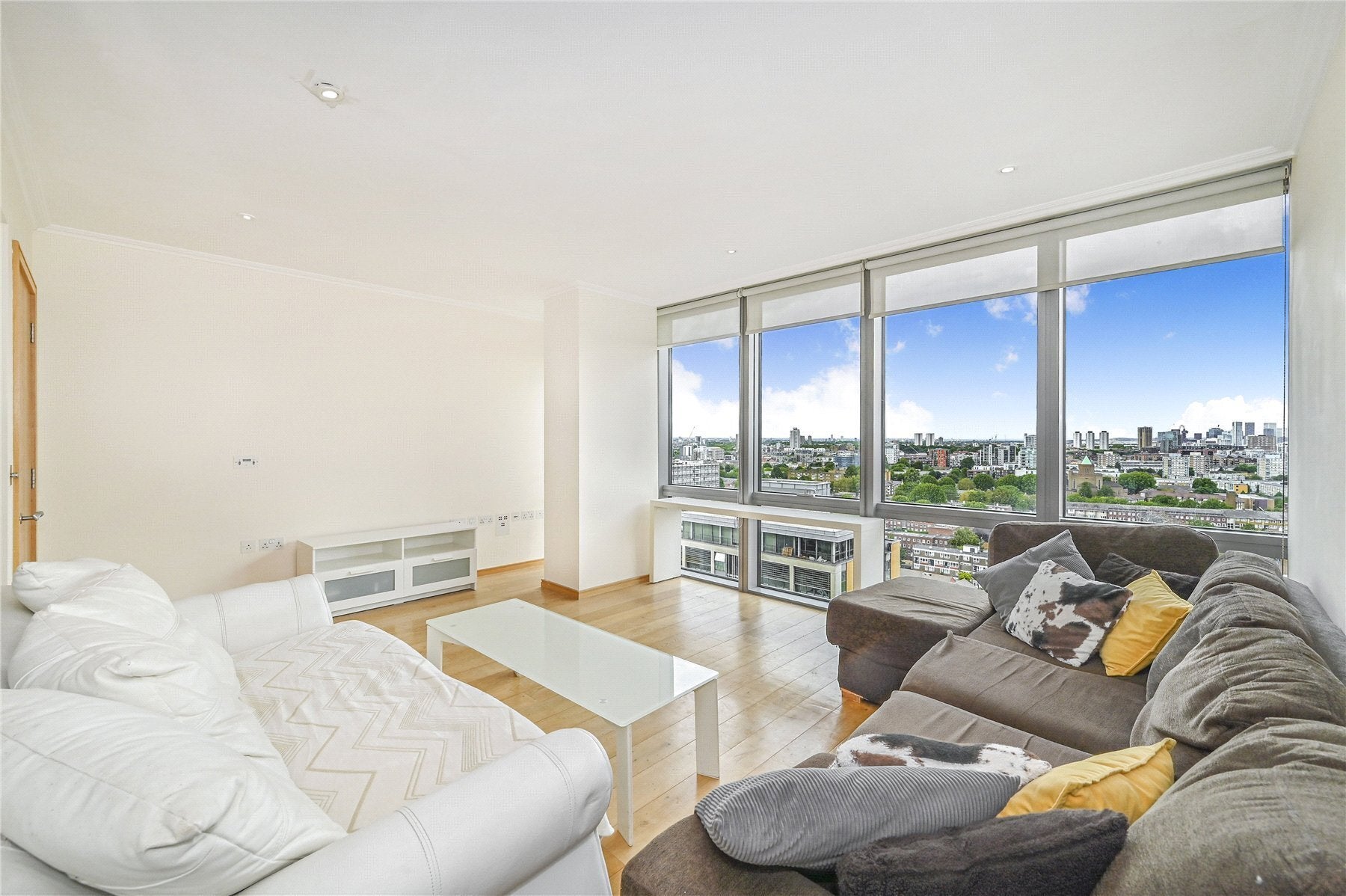 Flat Hertsmere Road in Greater London
