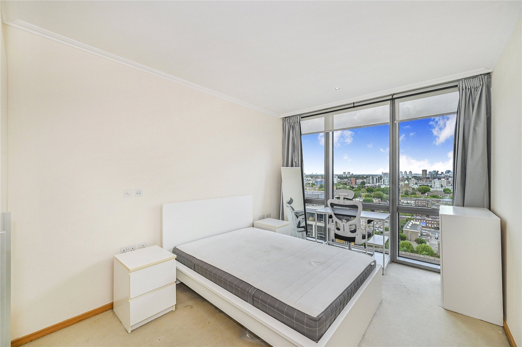 Flat Hertsmere Road in Greater London