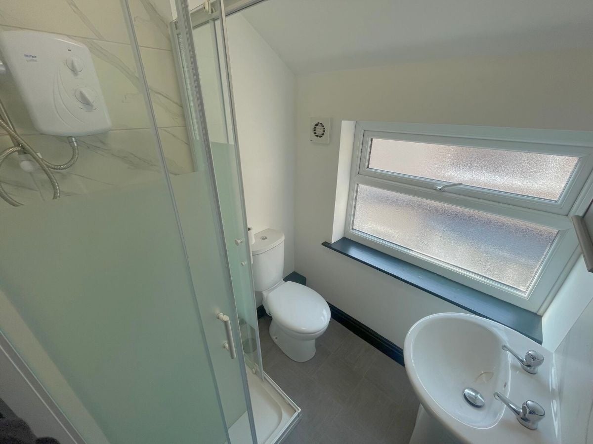 Room Lambert Road in Grimsby