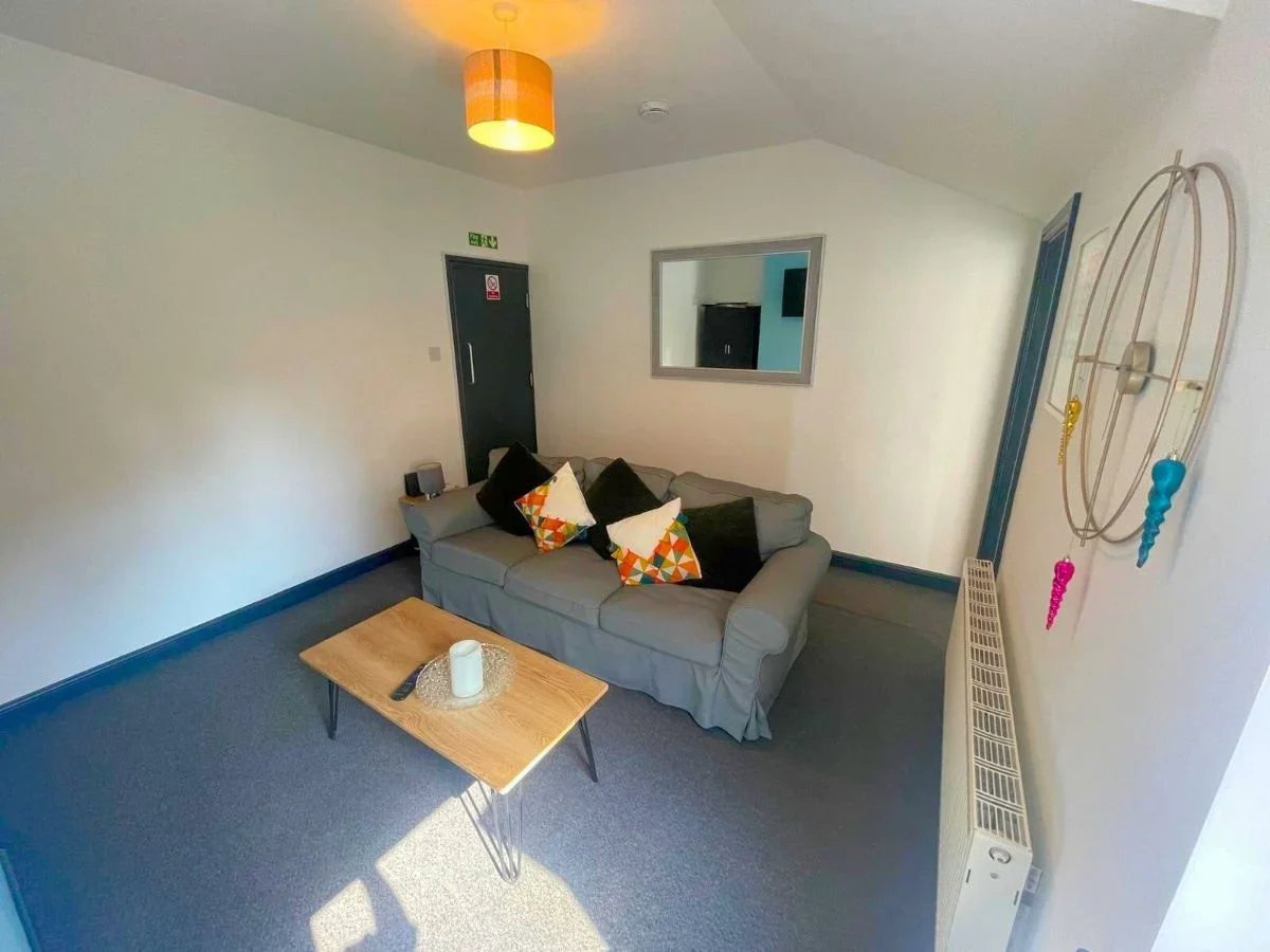 Room Lambert Road in Grimsby