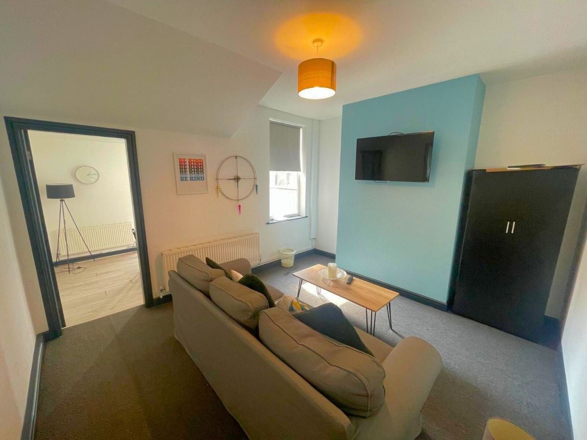 Room Lambert Road in Grimsby