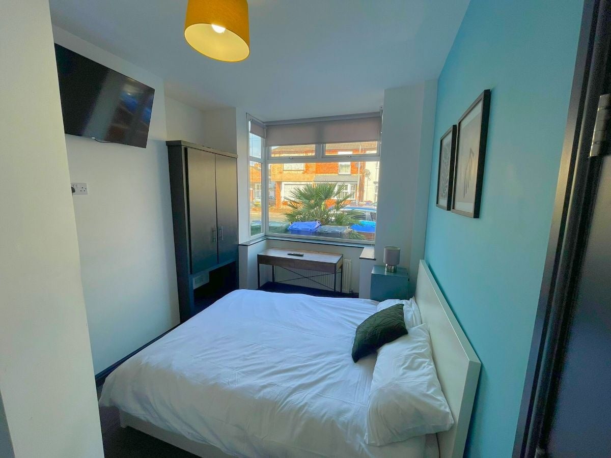 Room Lambert Road in Grimsby