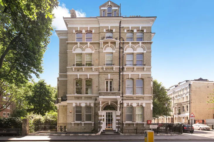 Flat Elm Park Gardens in Greater London