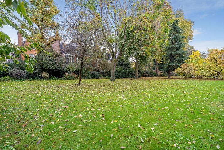 Flat Elm Park Gardens in Greater London
