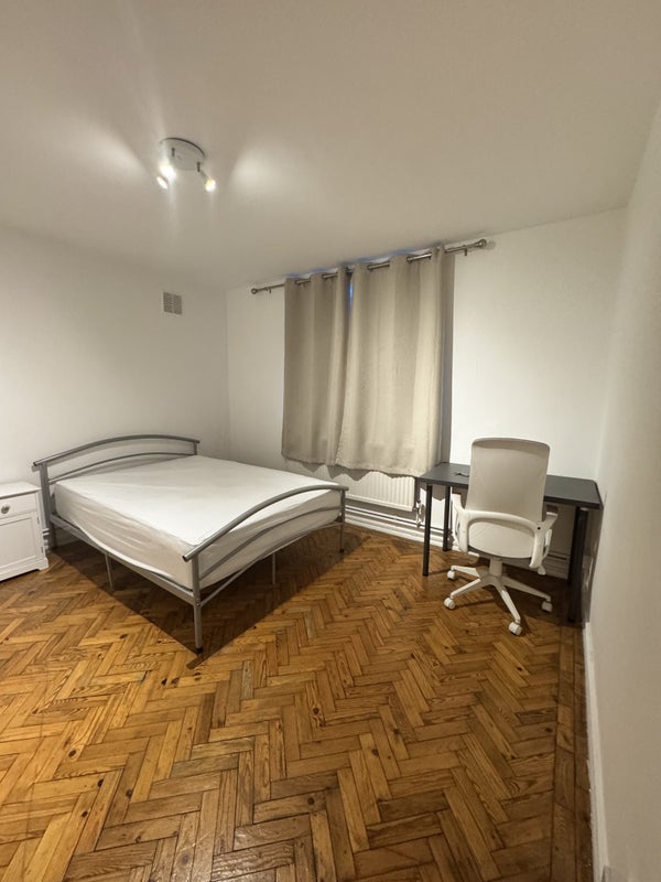 Room Beech Avenue in Greater London