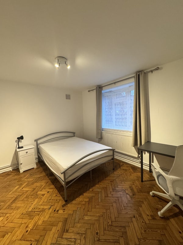 Room Beech Avenue in Greater London