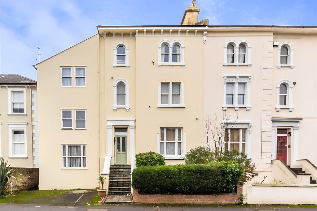 Flat Maple Road in Greater London