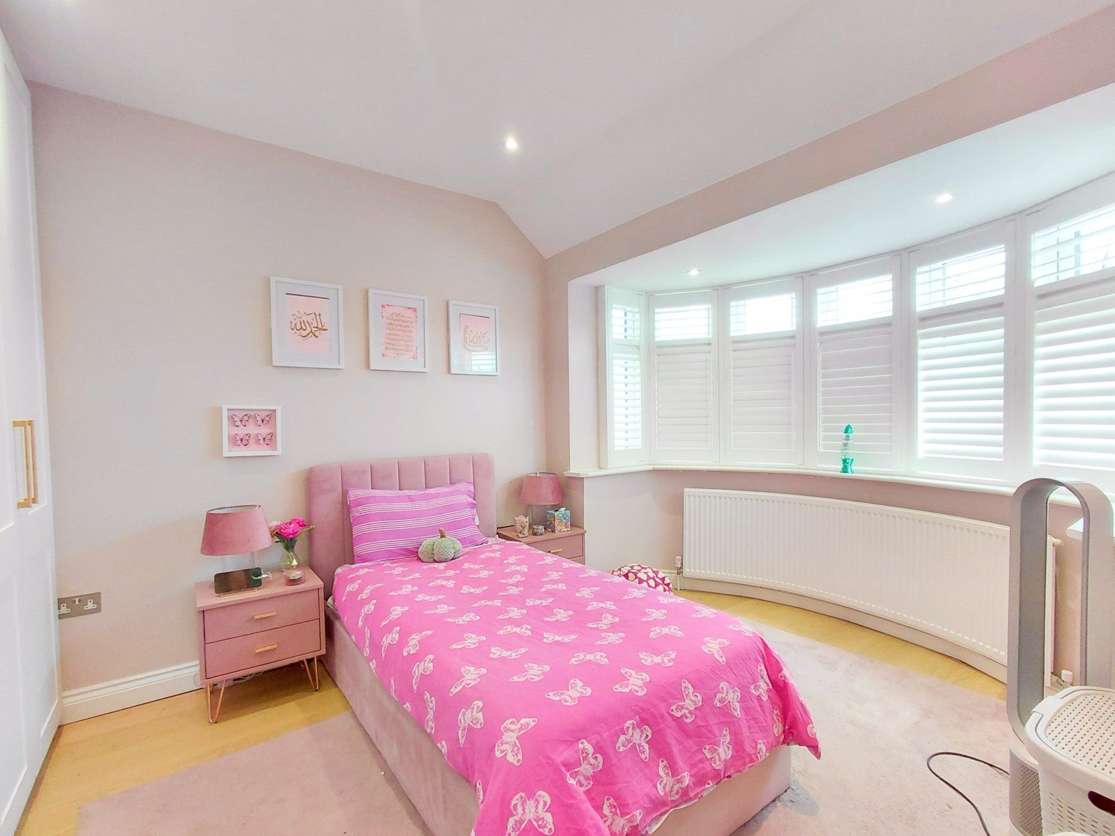 House Rockford Avenue in Greater London