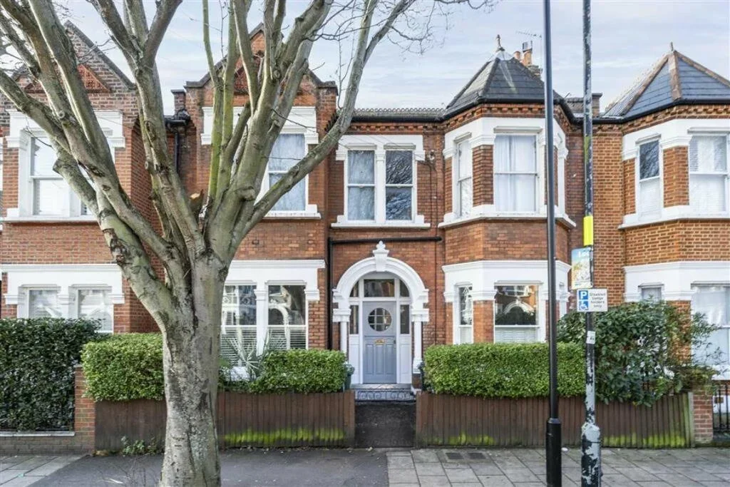 Flat Englewood Road in Greater London