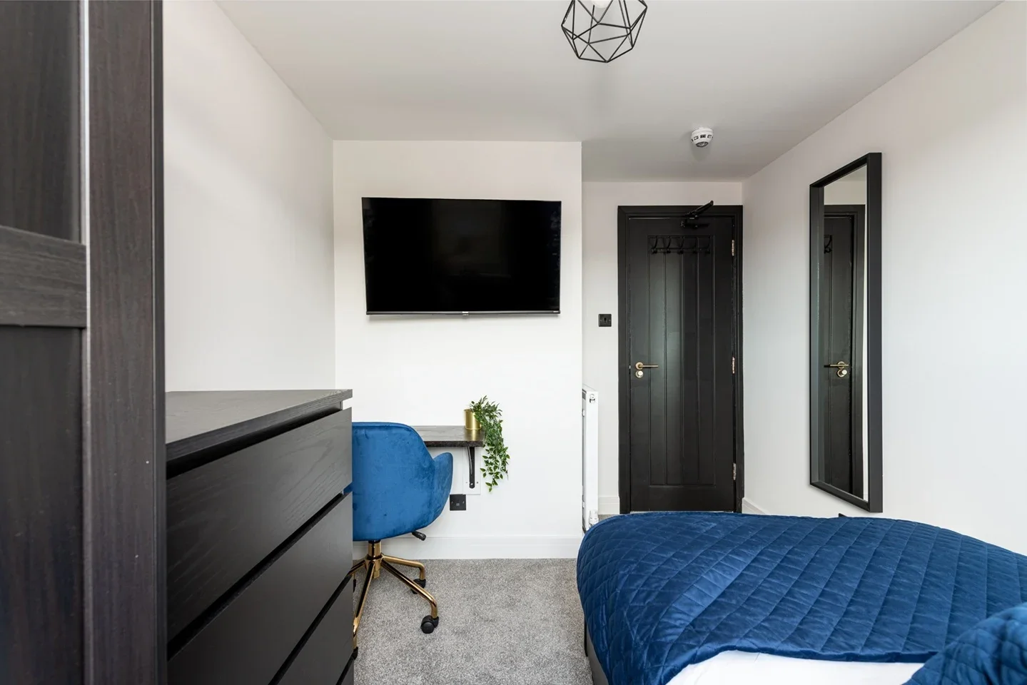 Room Berber Road in Strood