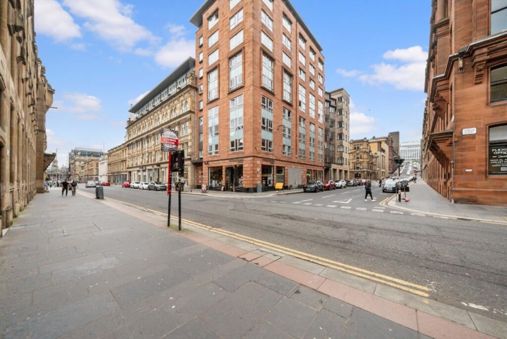 Flat Ingram Street in Glasgow
