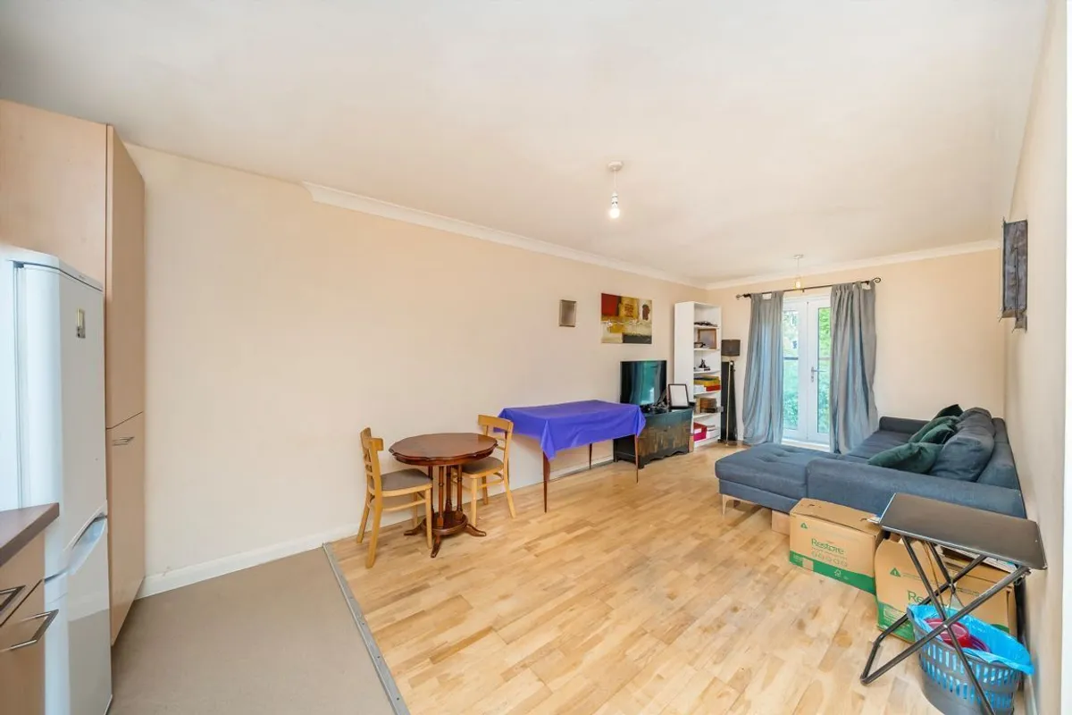 Room Southcott Road in Greater London