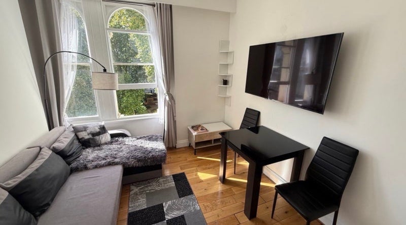 Room Kensington Gardens Square in City of Westminster