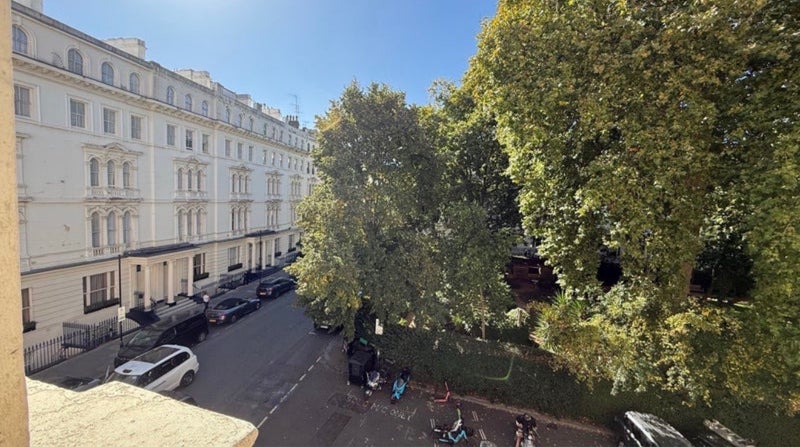 Room Kensington Gardens Square in City of Westminster