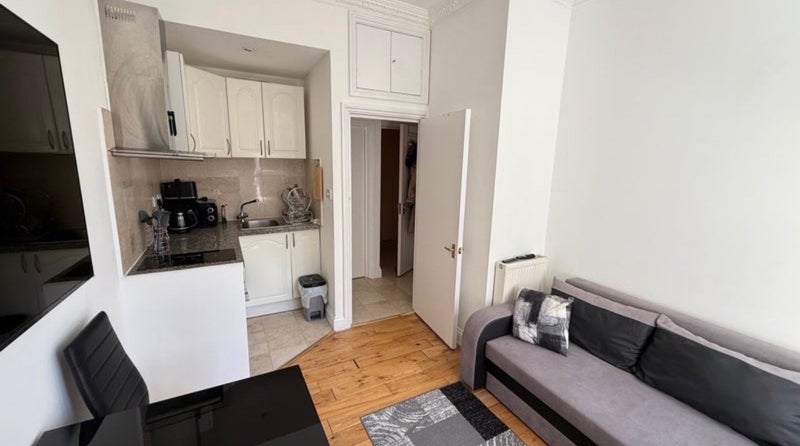 Room Kensington Gardens Square in City of Westminster