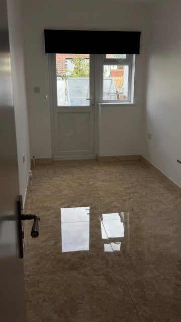 Flat Kenton Road in Greater London