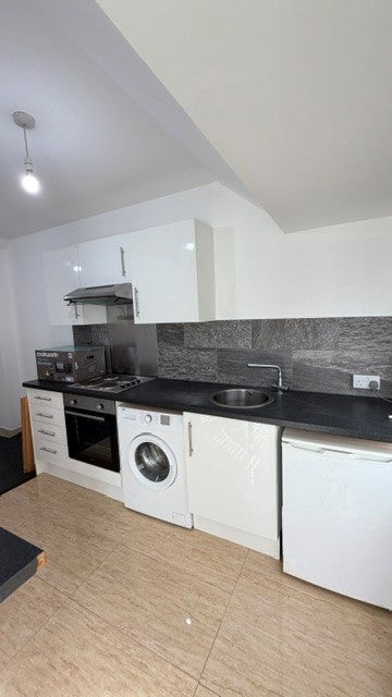 Flat Kenton Road in Greater London