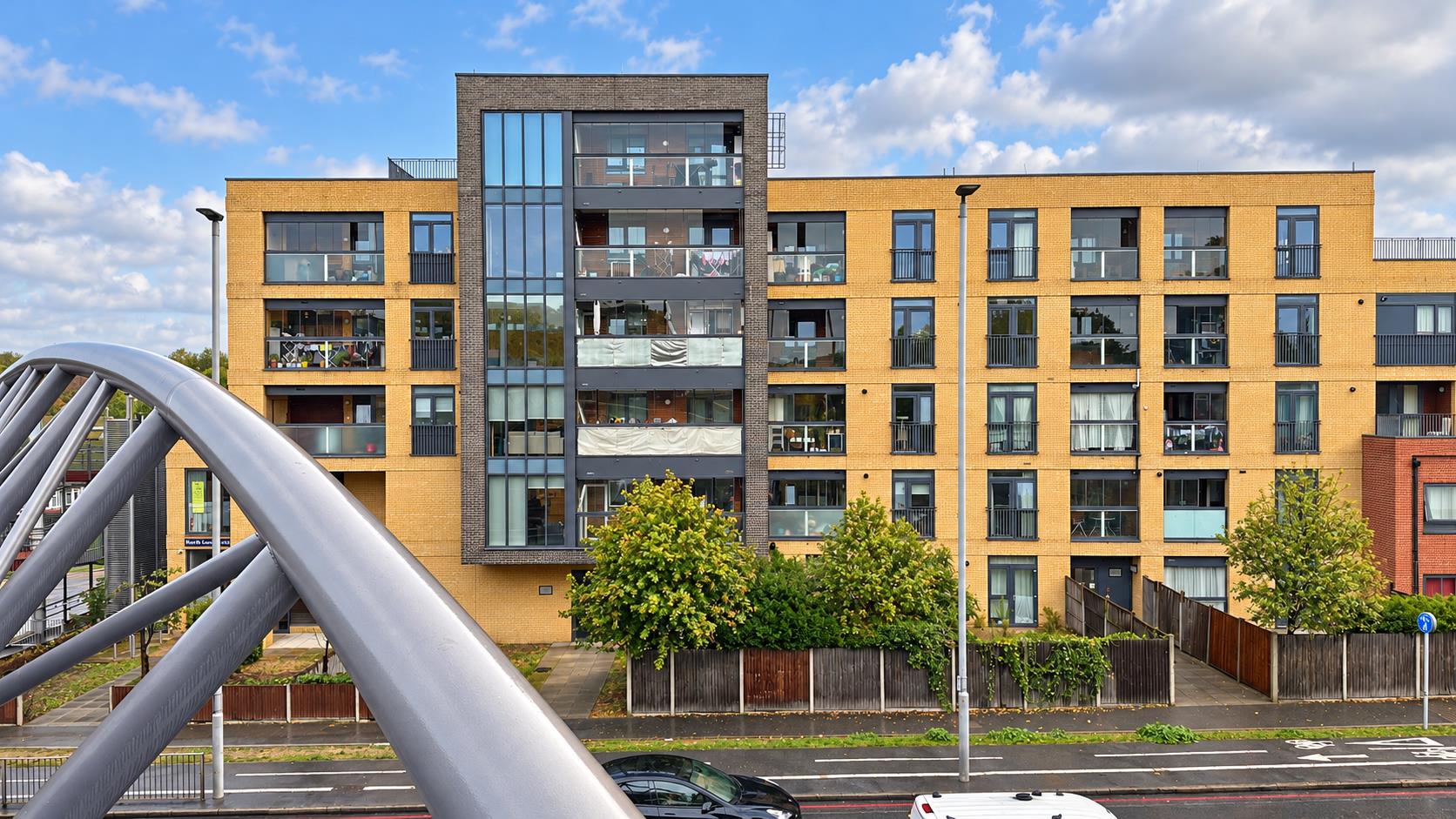 Flat Bowes Road in Greater London