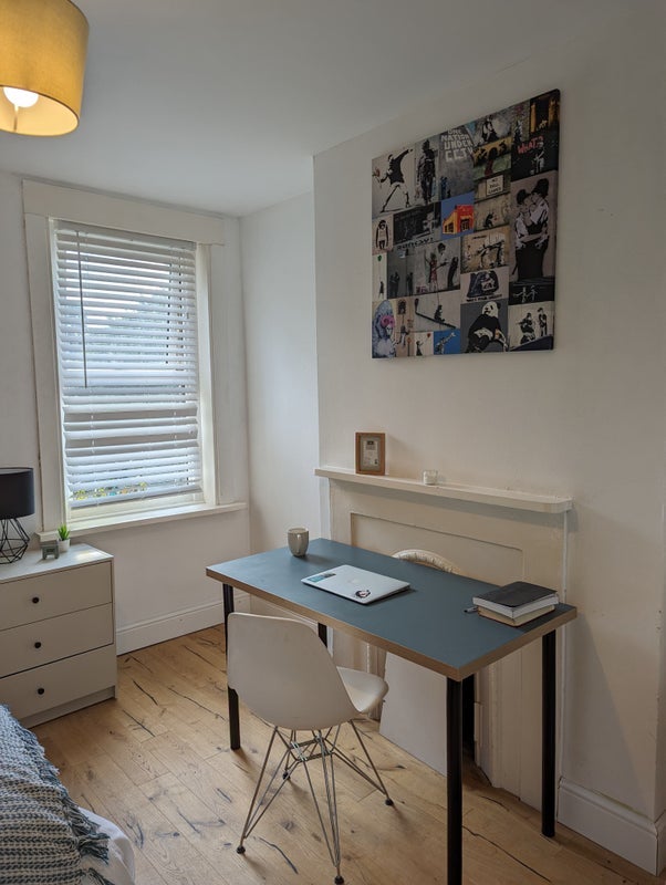 Room Campbell Road in Caterham on the Hill