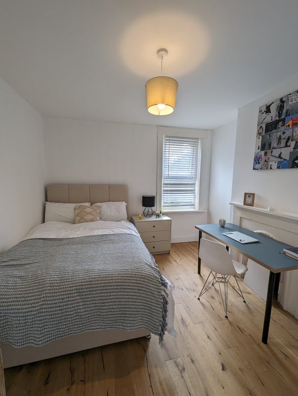 Room Campbell Road in Caterham on the Hill