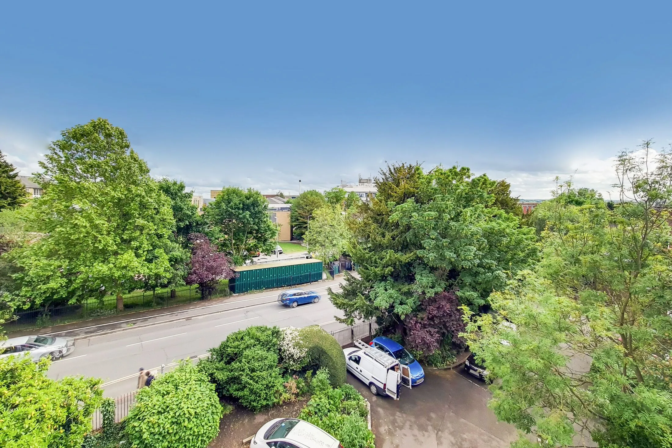 Flat Kingston Hill in Greater London